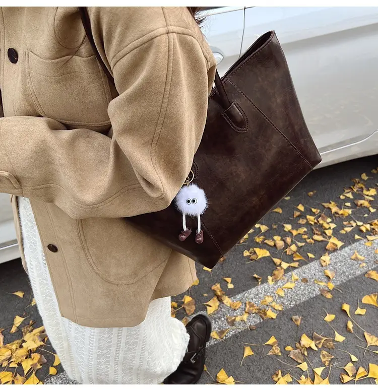 Women Large Capacity Shoulder Bag Brown Leather 2025 — feature 15