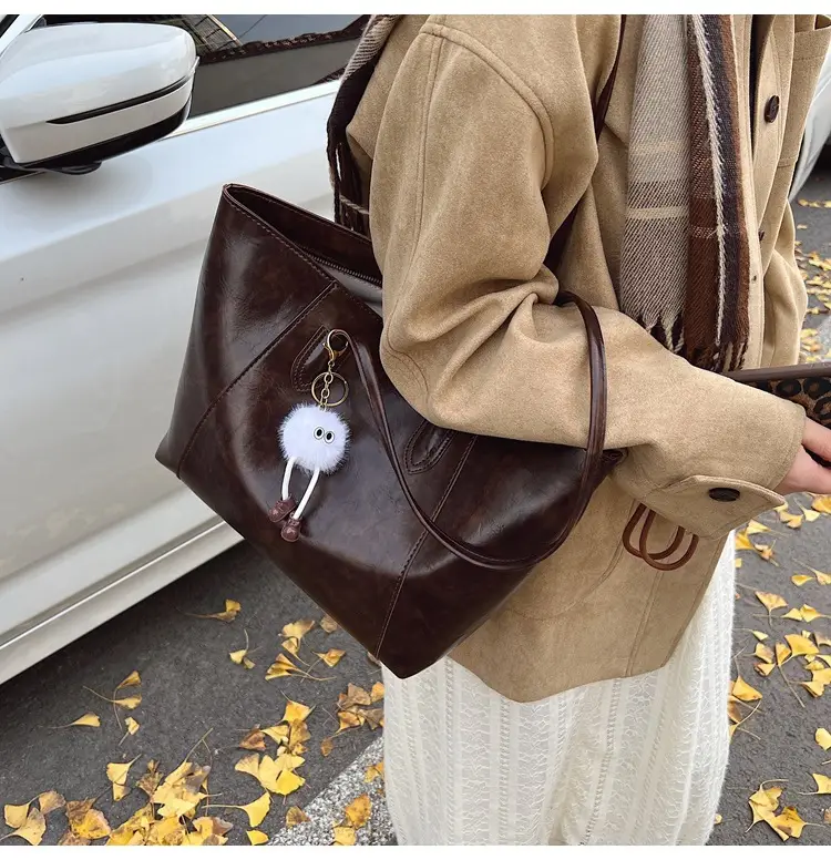 Women Large Capacity Shoulder Bag Brown Leather 2025 — feature 18