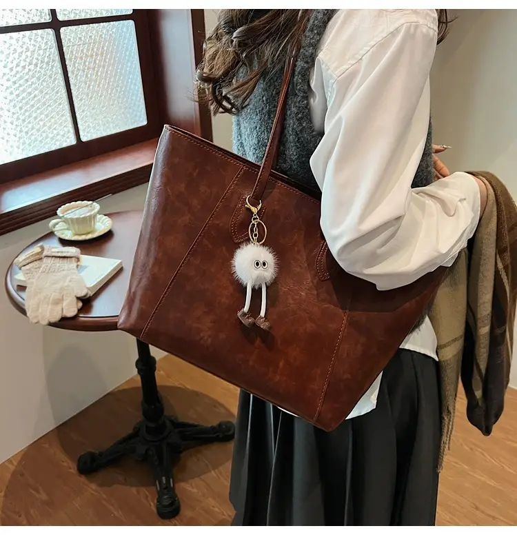 Women Large Capacity Shoulder Bag Brown Leather 2025 — feature 23