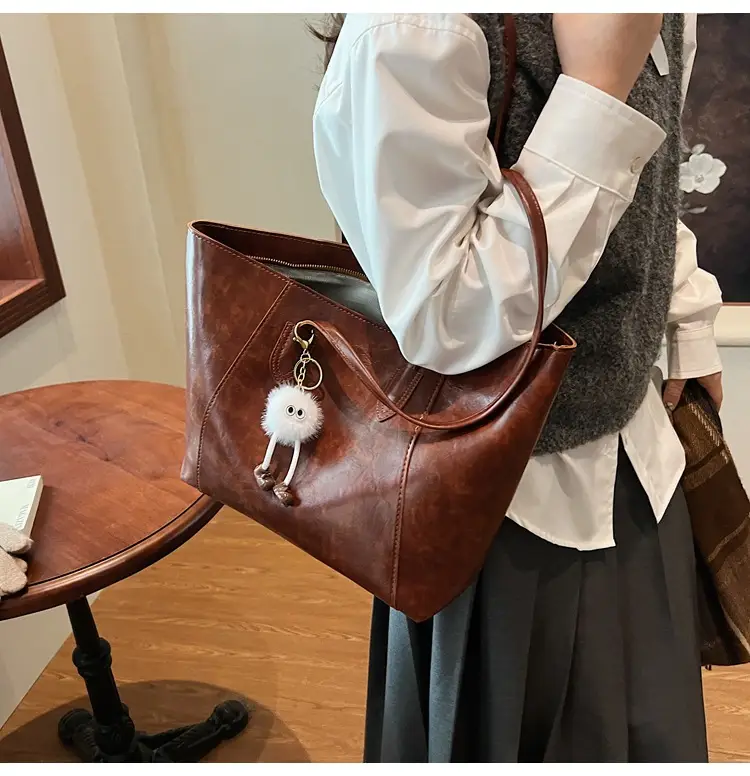 Women Large Capacity Shoulder Bag Brown Leather 2025 — feature 24