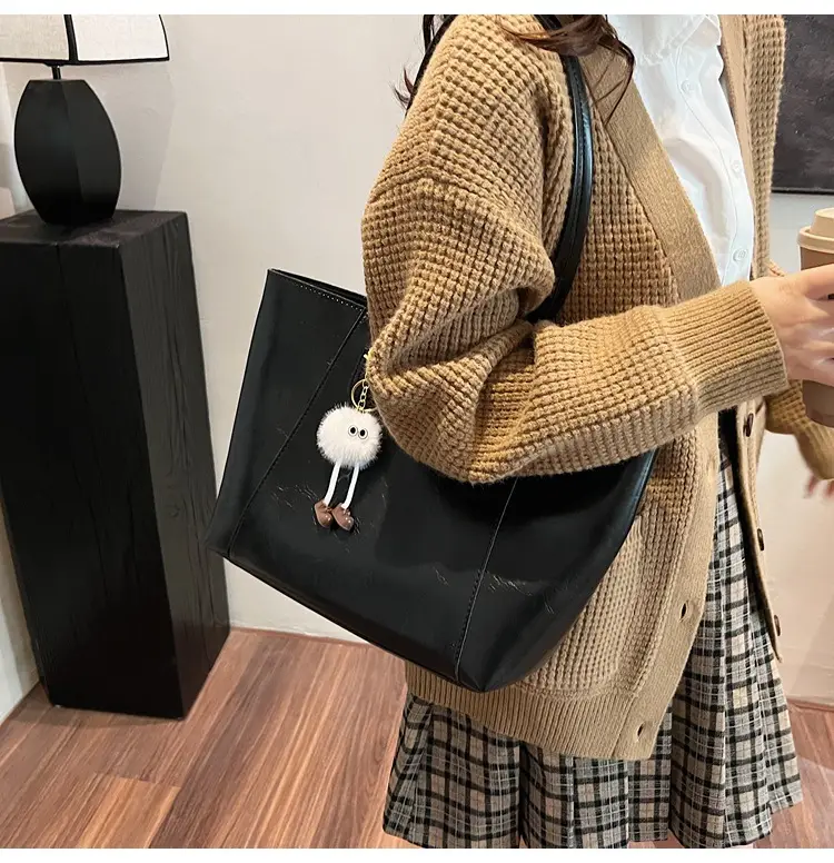Women Large Capacity Shoulder Bag Brown Leather 2025 — feature 29