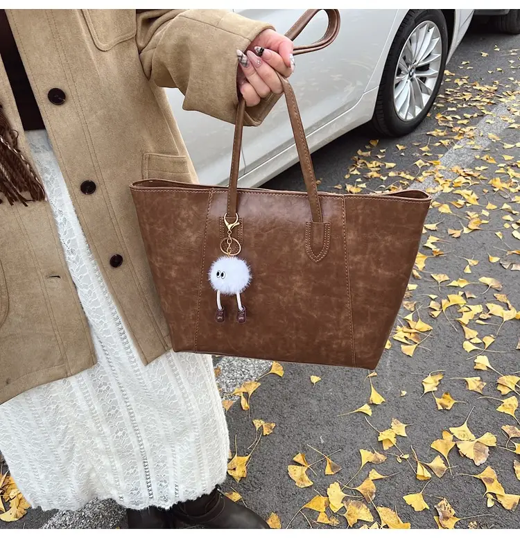 Women Large Capacity Shoulder Bag Brown Leather 2025 — feature 31