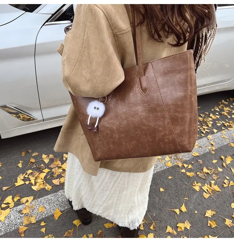 Women Large Capacity Shoulder Bag Brown Leather 2025 — feature 33