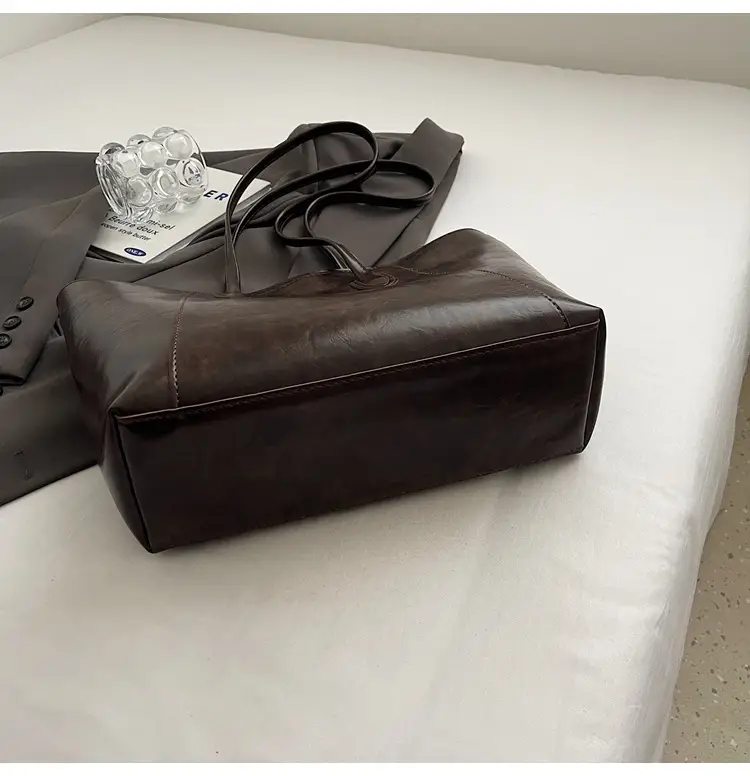 Women Large Capacity Shoulder Bag Brown Leather 2025 — feature 5