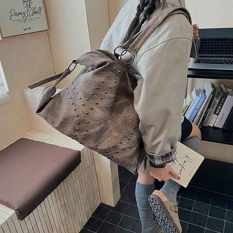 Stylish Grey Leather Shoulder Bag for Women - Image 7