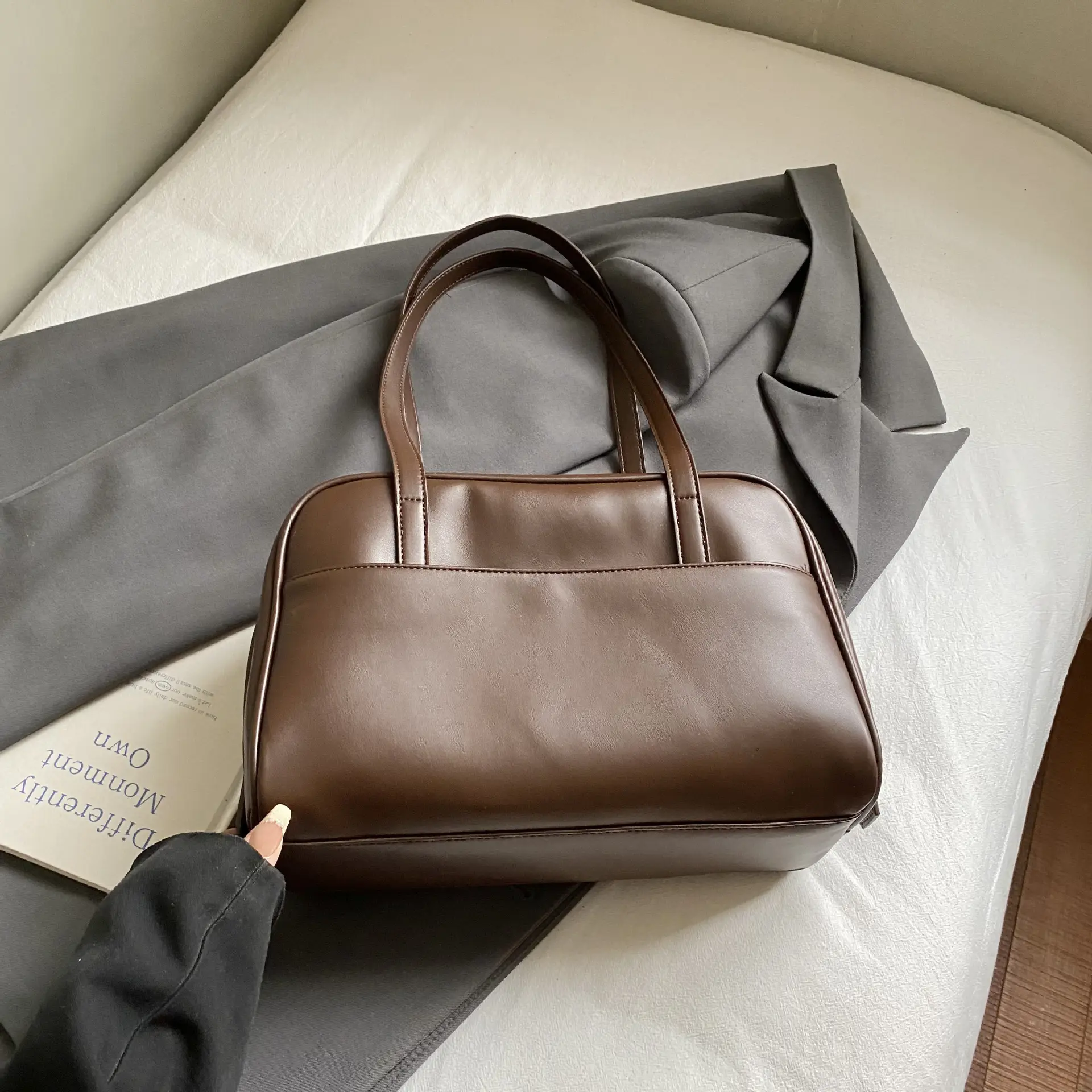 Retro Brown Shoulder Bag Large Capacity Women's Niche Texture - Image 3