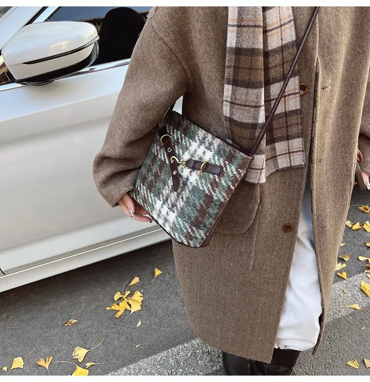 Retro Textured Crossbody Bag Women 2025 New — feature 10