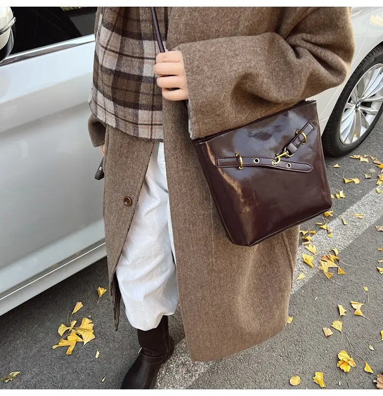 Retro Textured Crossbody Bag Women 2025 New — feature 12