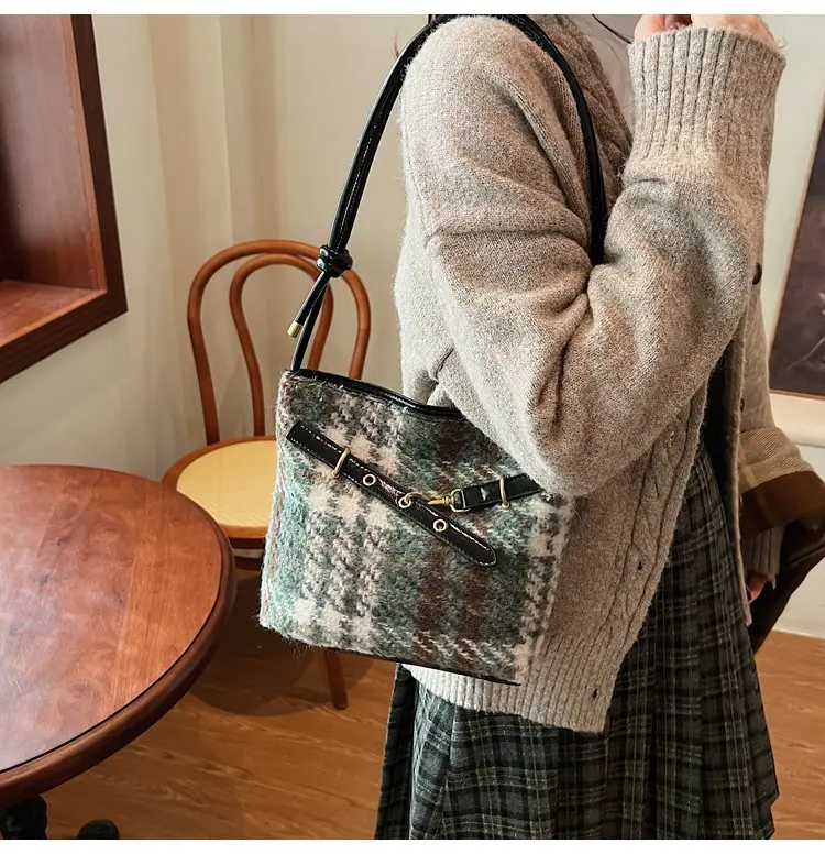 Retro Textured Crossbody Bag Women 2025 New — feature 14