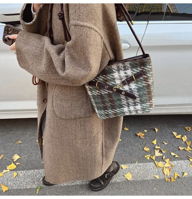 Retro Textured Crossbody Bag Women 2025 New — feature 8