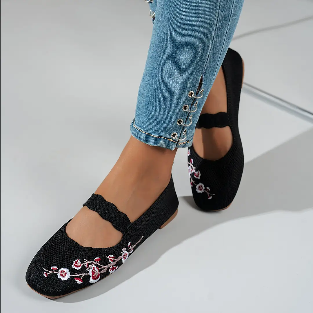 2025 Summer New European and American Export Large Size Round Toe Fly Woven Embroidered Fashion Lazy Slip-On Casual Shoes for Women — feature 1