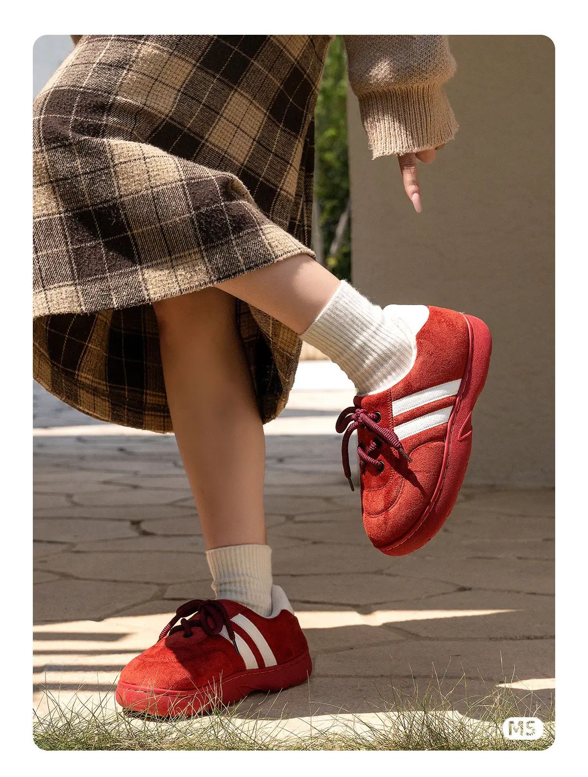 Women Fleece Lined Black Sneakers for Winter Outdoor Wear — feature 3