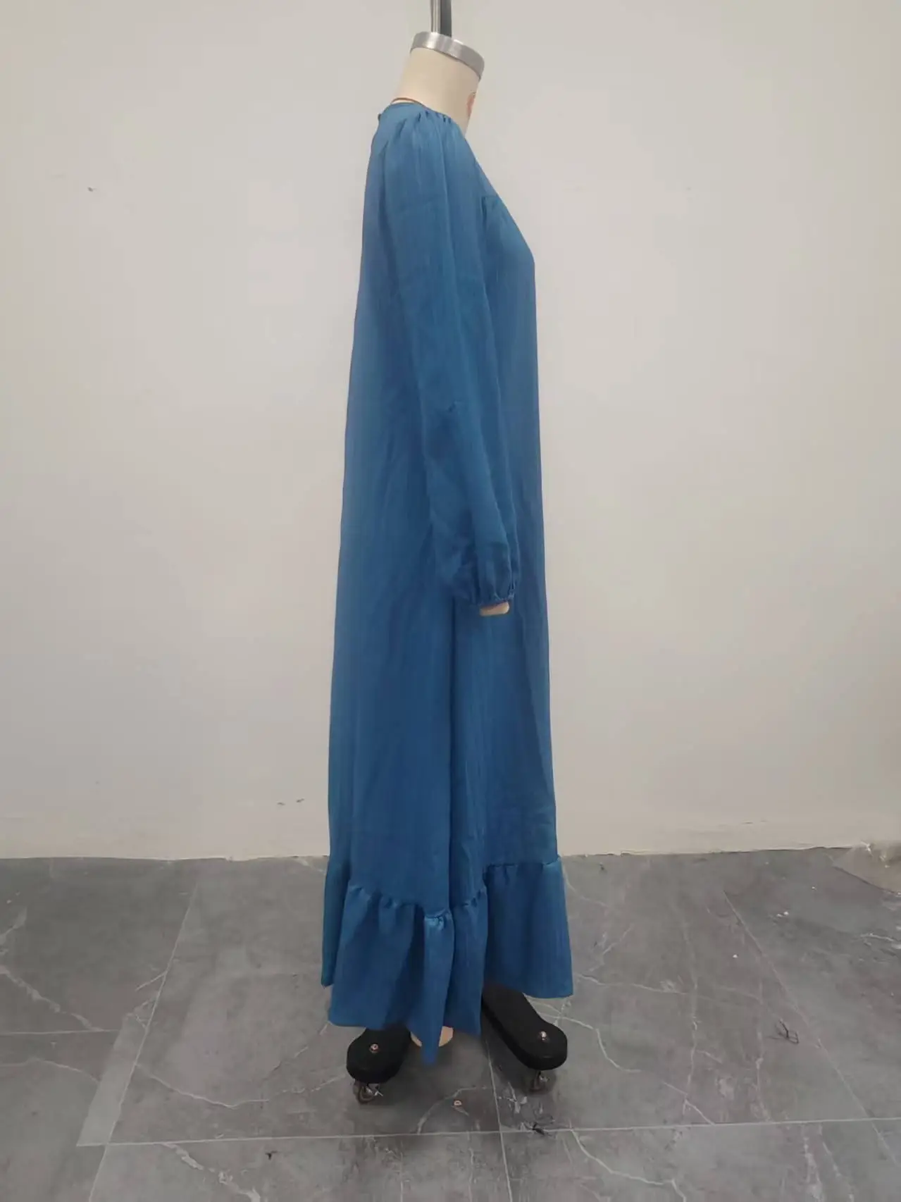 Muslim Women's White Long Robe with Ruffled Hem — feature 31