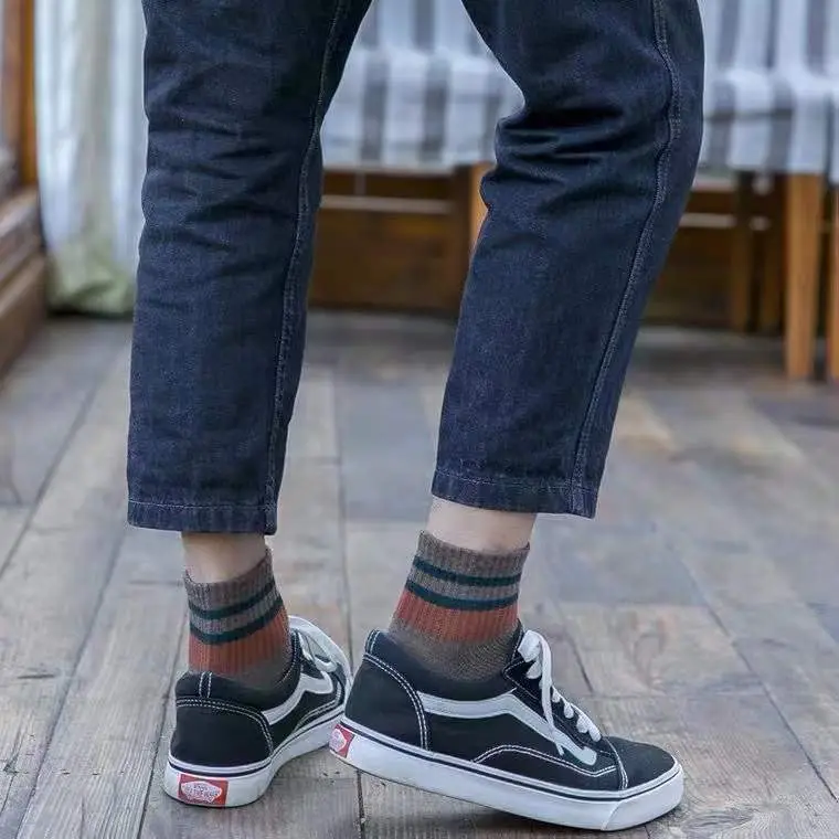 Men's Socks for Autumn and Winter, Warm Mid-Calf Socks, Retro Two-Bar Sports Socks, Sweat-Absorbent and Breathable, Trendy Men's Socks