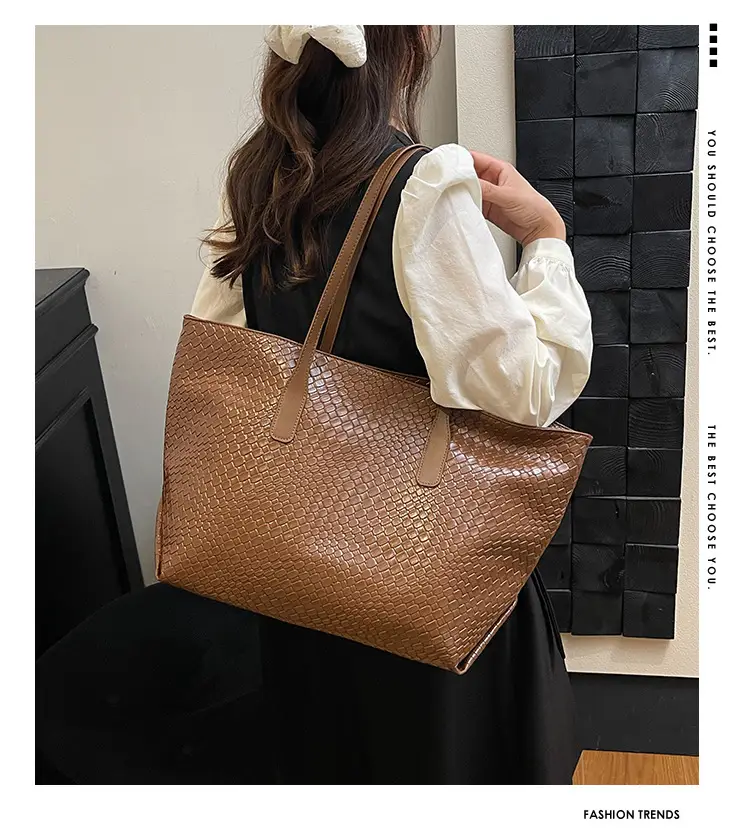 Women's Brown Crocodile Texture Shoulder Bag Large Capacity — feature 1