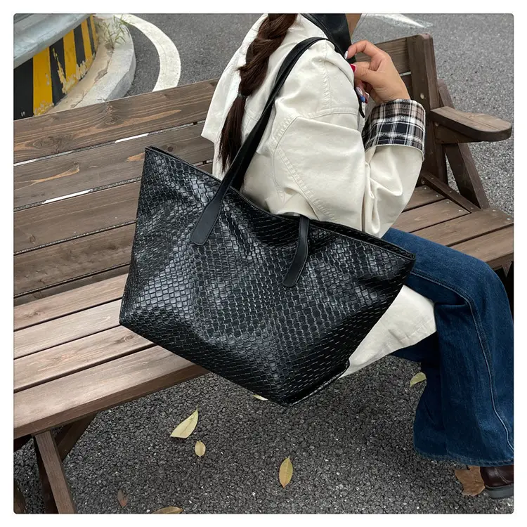 Women's Brown Crocodile Texture Shoulder Bag Large Capacity — feature 13