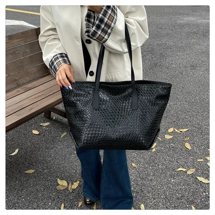 Women's Brown Crocodile Texture Shoulder Bag Large Capacity — feature 14