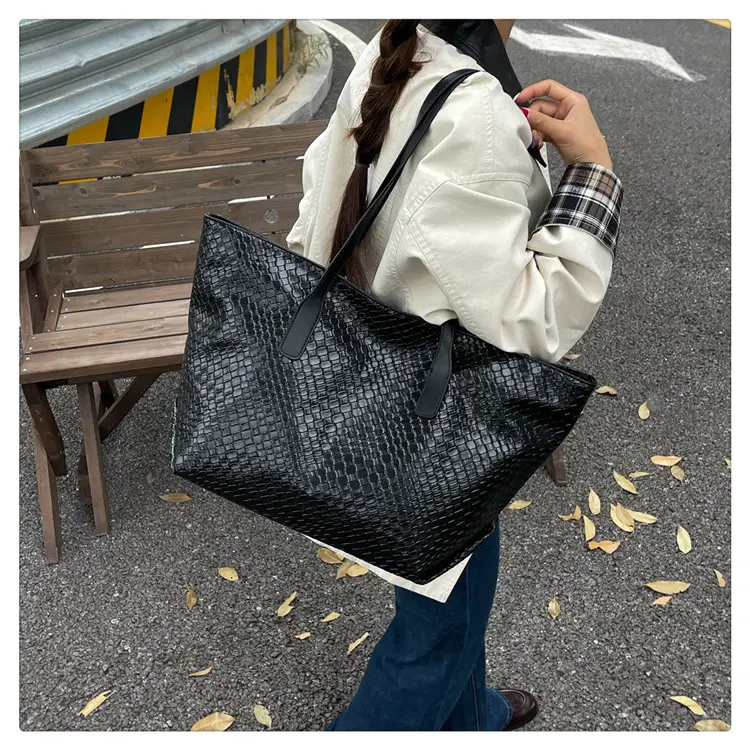 Women's Brown Crocodile Texture Shoulder Bag Large Capacity — feature 15