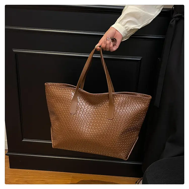 Women's Brown Crocodile Texture Shoulder Bag Large Capacity — feature 17