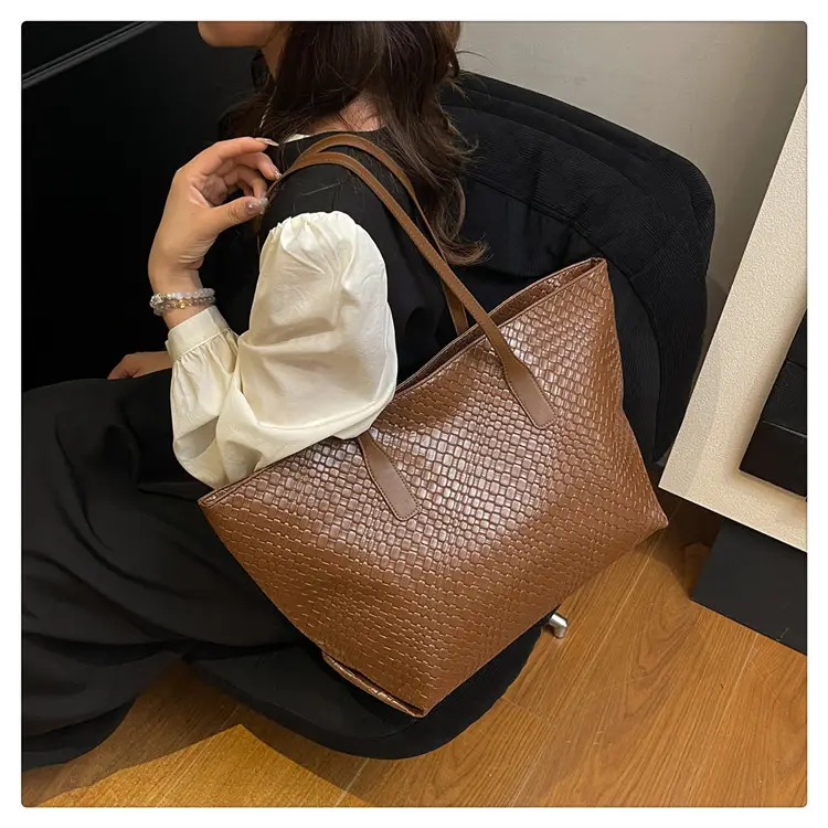 Women's Brown Crocodile Texture Shoulder Bag Large Capacity — feature 18