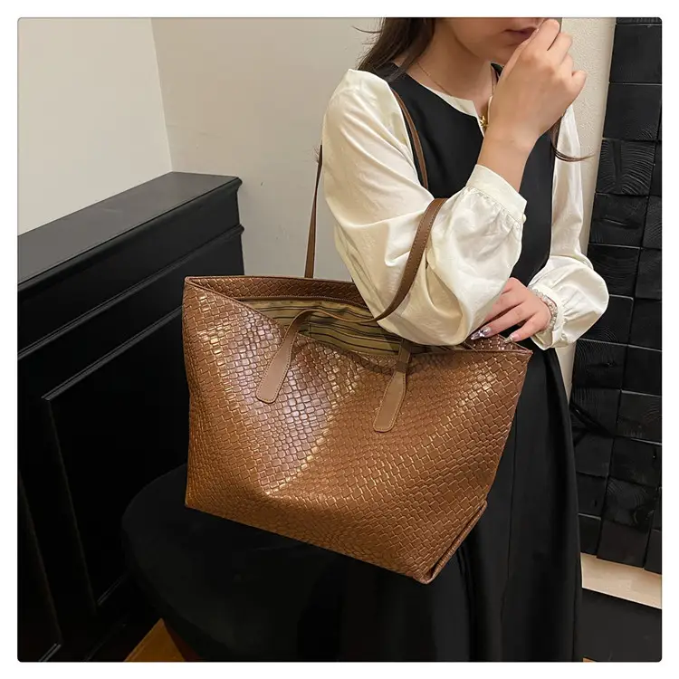 Women's Brown Crocodile Texture Shoulder Bag Large Capacity — feature 19