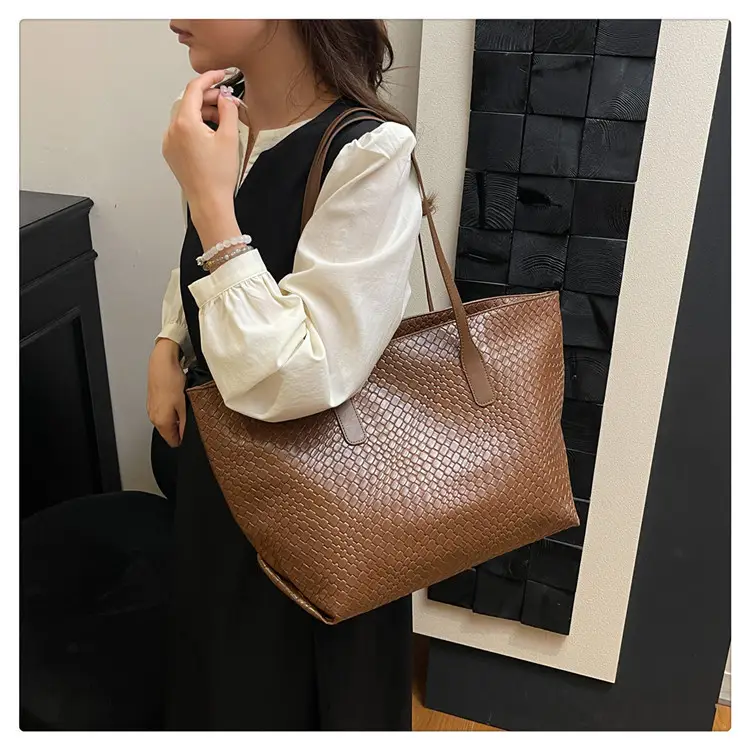 Women's Brown Crocodile Texture Shoulder Bag Large Capacity — feature 20
