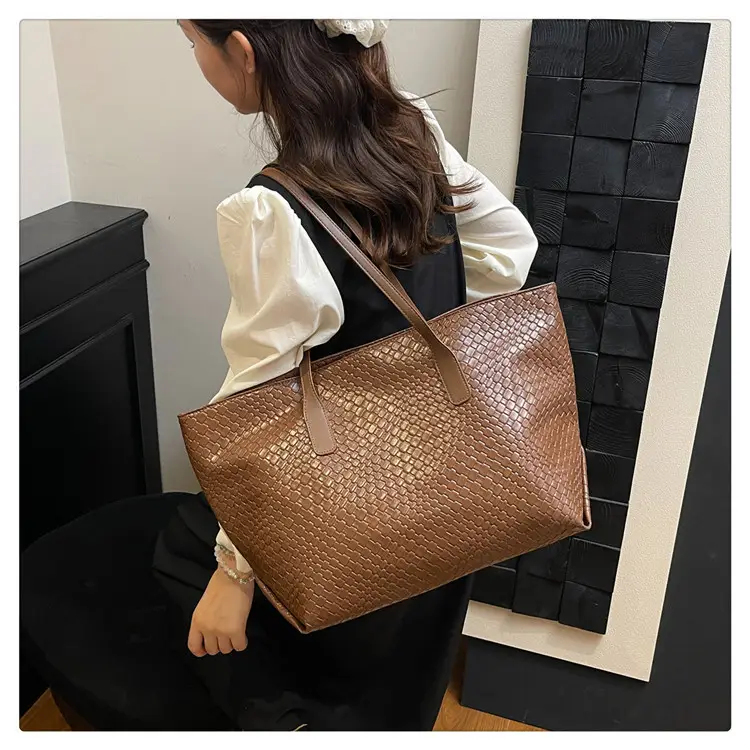 Women's Brown Crocodile Texture Shoulder Bag Large Capacity — feature 21