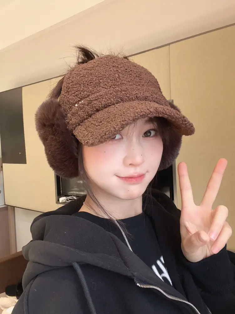 Women's 2025 Duckbill Cap with Detachable Plush Earmuffs — feature 10