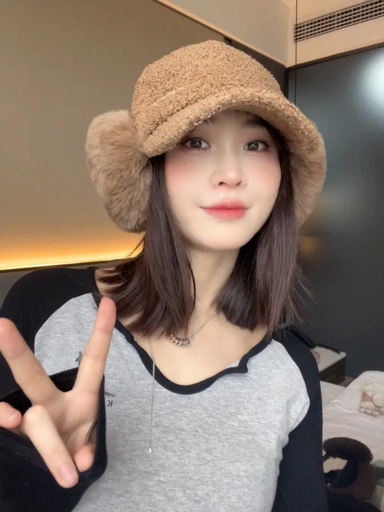 Women's 2025 Duckbill Cap with Detachable Plush Earmuffs — feature 12