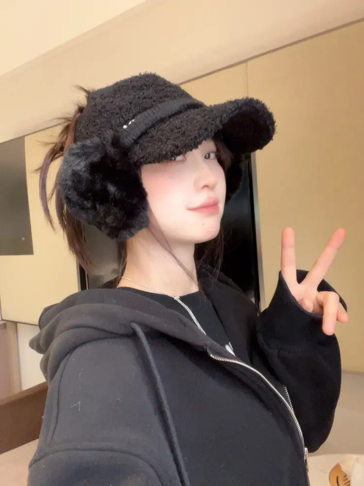 Women's 2025 Duckbill Cap with Detachable Plush Earmuffs — feature 3