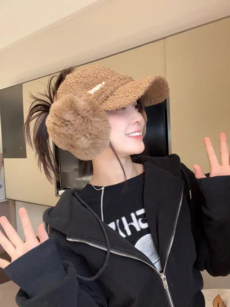 Women's 2025 Duckbill Cap with Detachable Plush Earmuffs — feature 5