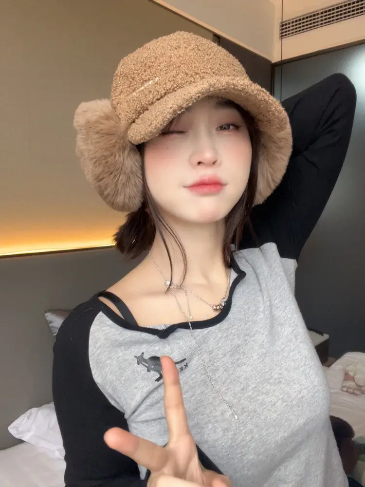 Women's 2025 Duckbill Cap with Detachable Plush Earmuffs — feature 6