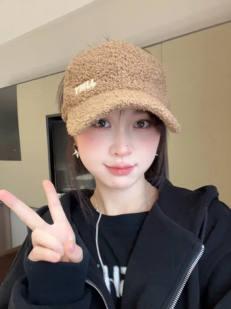 Women's 2025 Duckbill Cap with Detachable Plush Earmuffs — feature 7