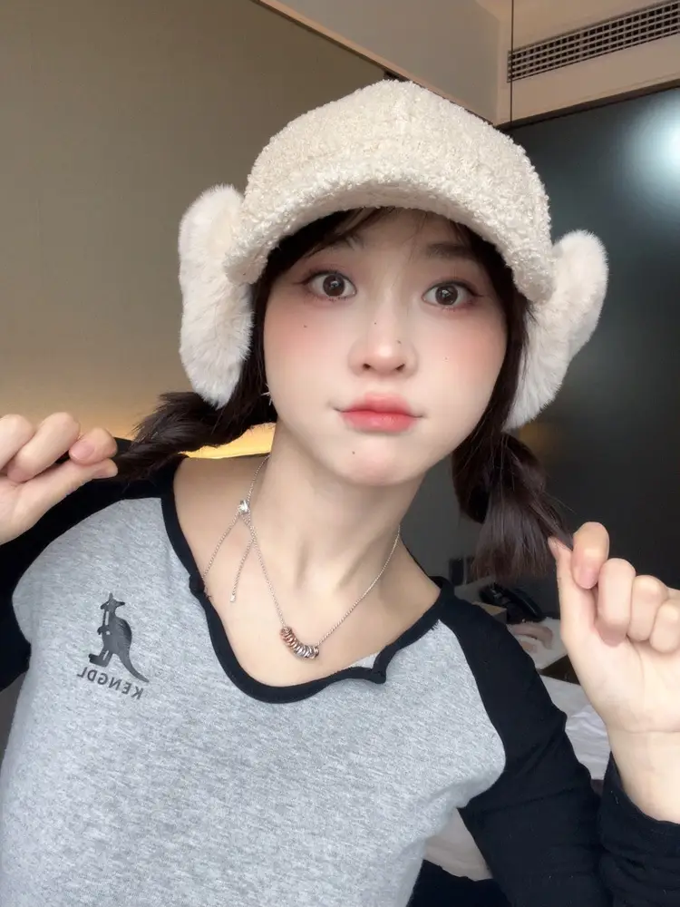 Women's 2025 Duckbill Cap with Detachable Plush Earmuffs — feature 9
