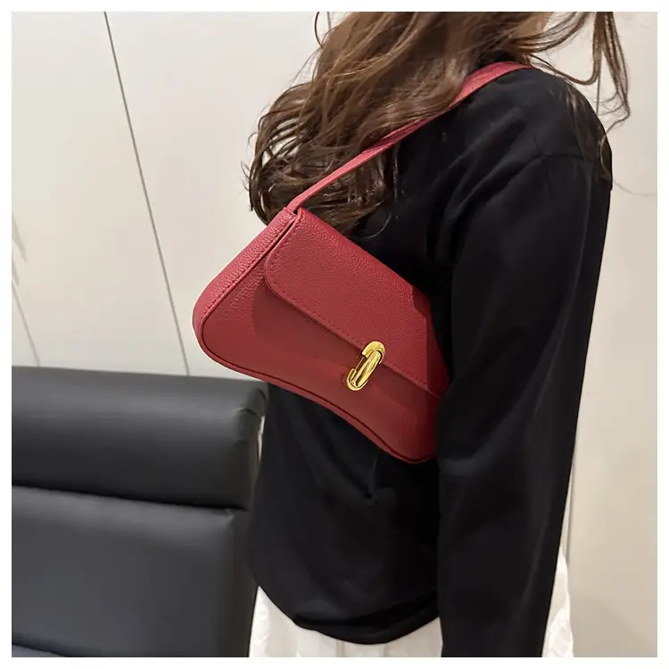 Black Peptide Leather Shoulder Bag for Women Autumn 2025 — feature 10