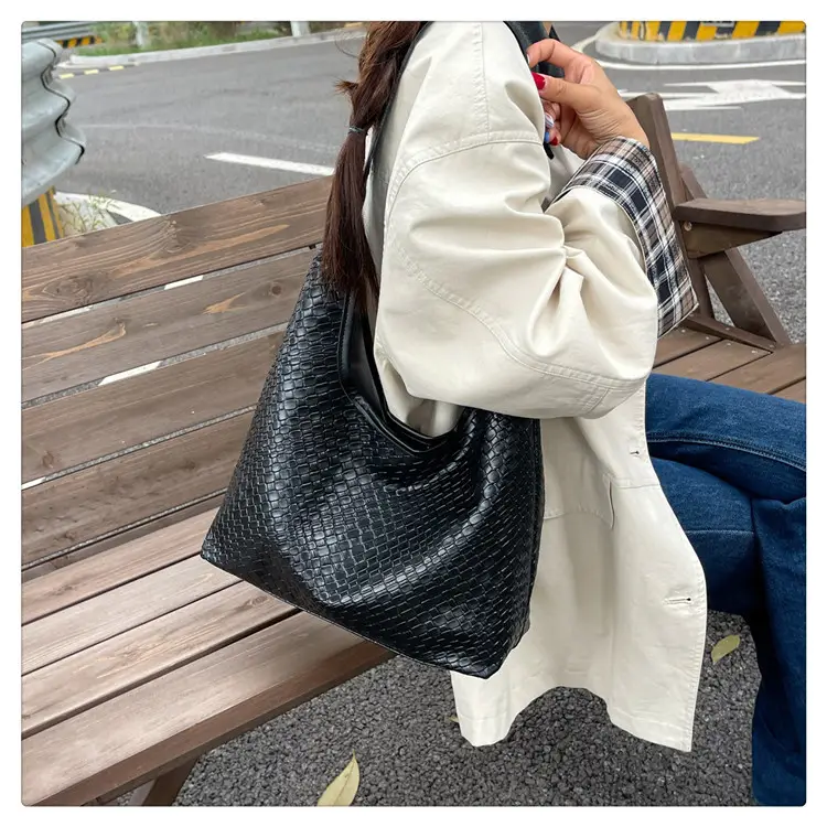 Black Woven Shoulder Bag Large Capacity 2025 — feature 13