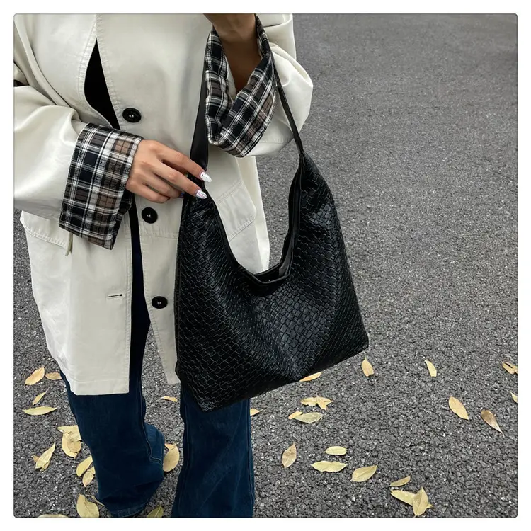 Black Woven Shoulder Bag Large Capacity 2025 — feature 14