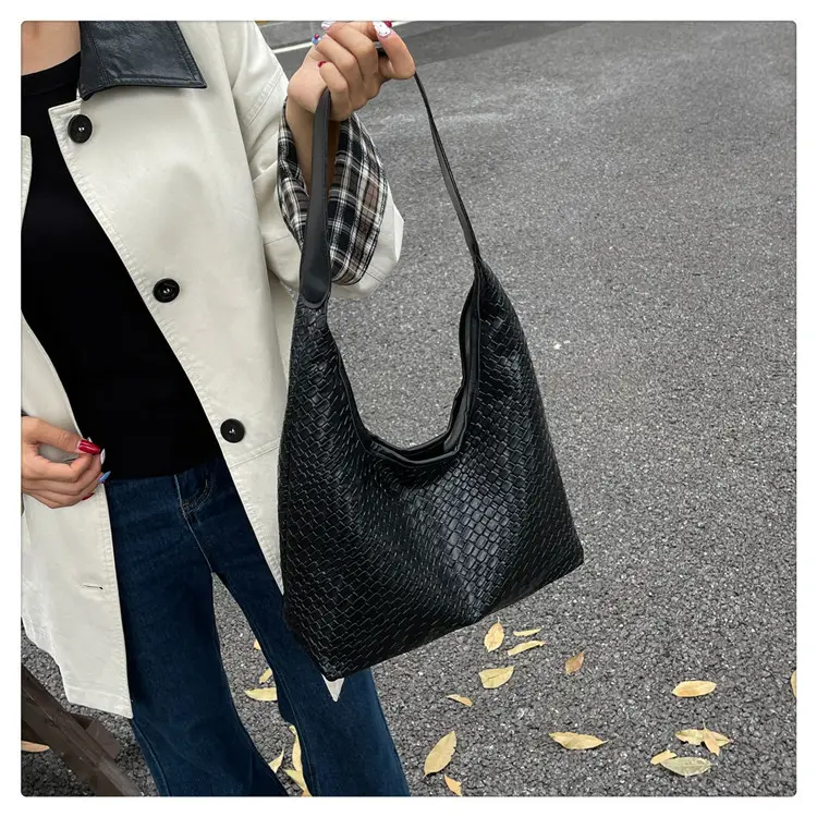 Black Woven Shoulder Bag Large Capacity 2025 — feature 15