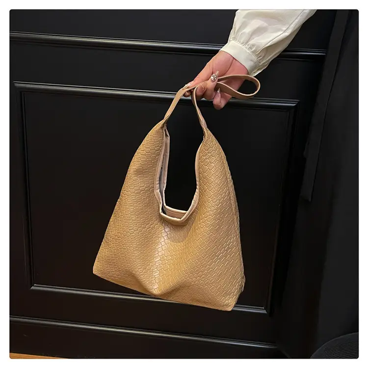 Black Woven Shoulder Bag Large Capacity 2025 — feature 17