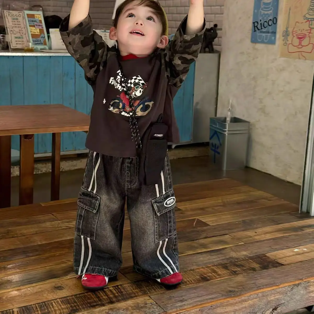 Boys' Korean Cartoon T-Shirt Pocket Jeans Two-Piece Set — feature 7
