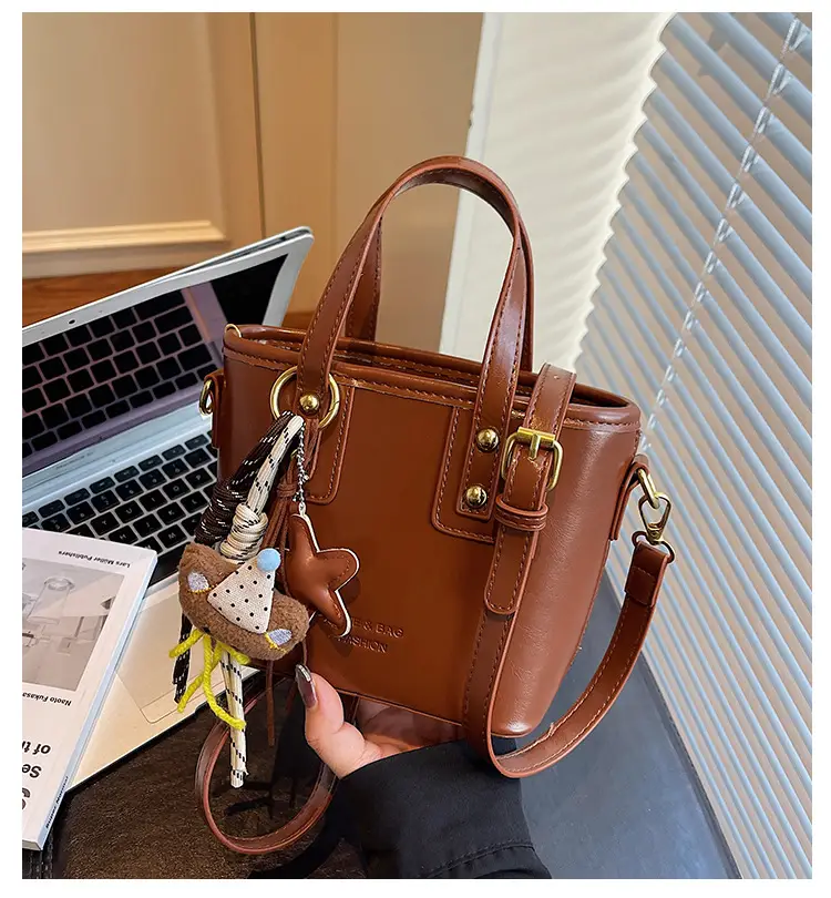 Women's Retro Casual Shoulder Bag Brown Leather 2025 — feature 4