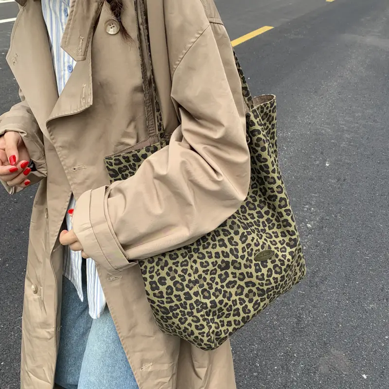 Leopard Print Large Capacity Women's Shoulder Bag - Image 3