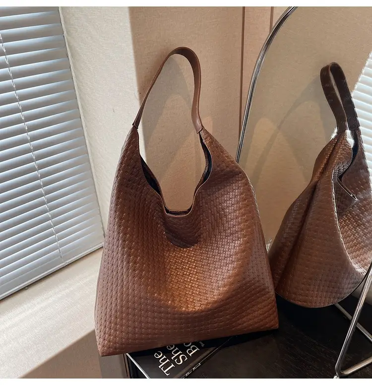 Black Textured Shoulder Bag for Women, Large Capacity, 2026 New Autumn Winter Set — feature 10