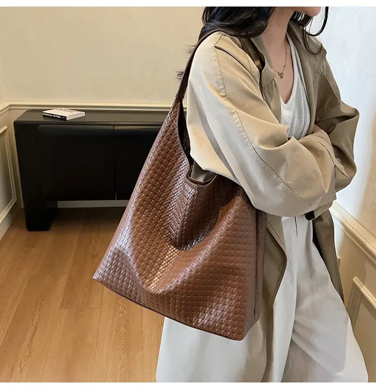 Black Textured Shoulder Bag for Women, Large Capacity, 2026 New Autumn Winter Set — feature 15