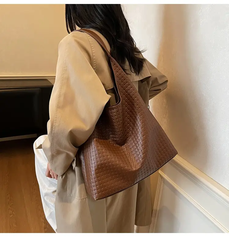Black Textured Shoulder Bag for Women, Large Capacity, 2026 New Autumn Winter Set — feature 16