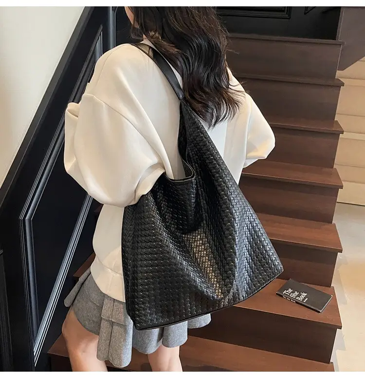 Black Textured Shoulder Bag for Women, Large Capacity, 2026 New Autumn Winter Set — feature 20