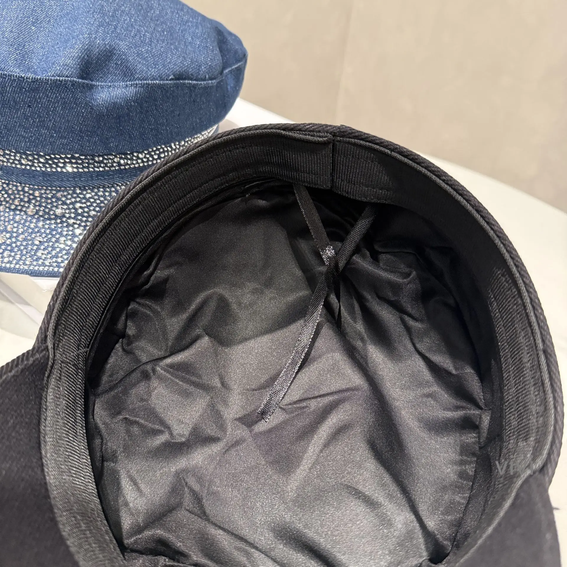 Women Korean Style Diamond Flat Cap Blue Black — feature 12