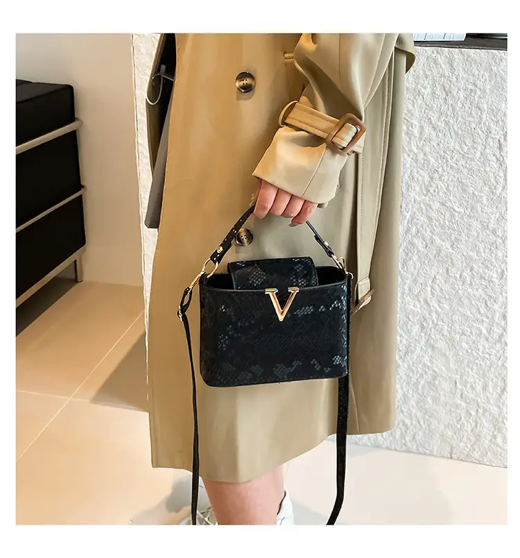 2025 Women's Silver Sequin Square Shoulder Bag — feature 10