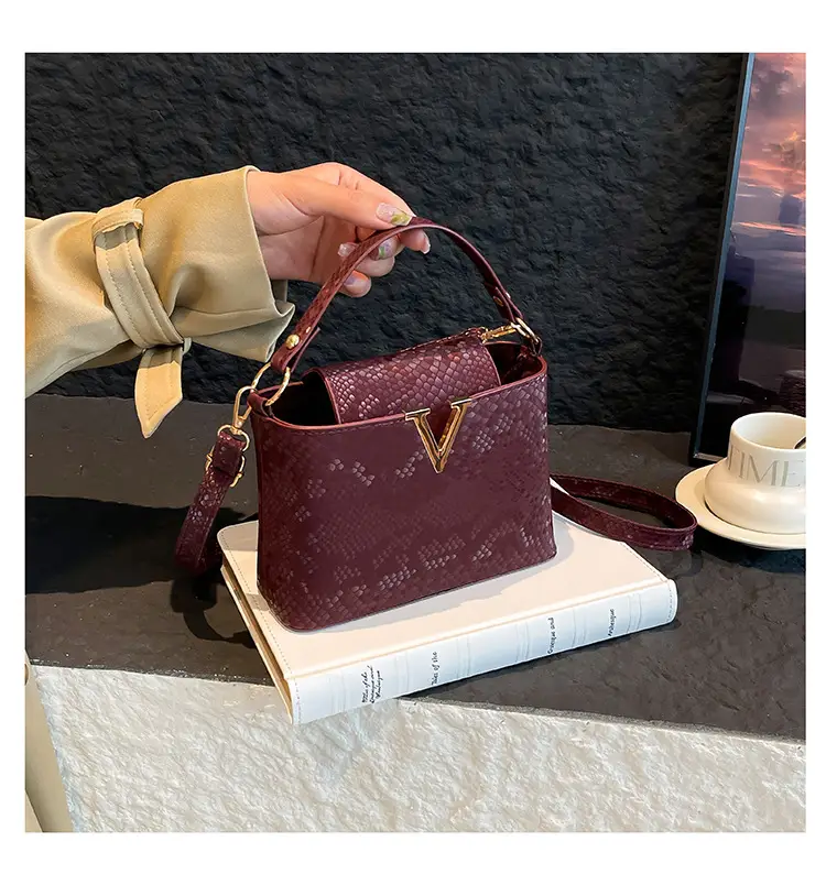 2025 Women's Silver Sequin Square Shoulder Bag — feature 12