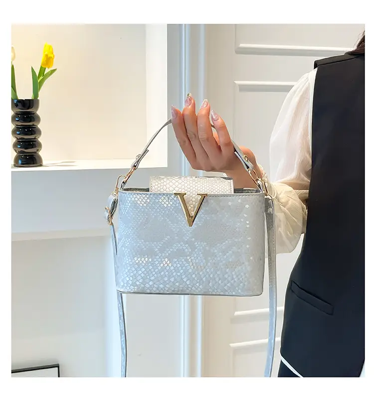 2025 Women's Silver Sequin Square Shoulder Bag — feature 15